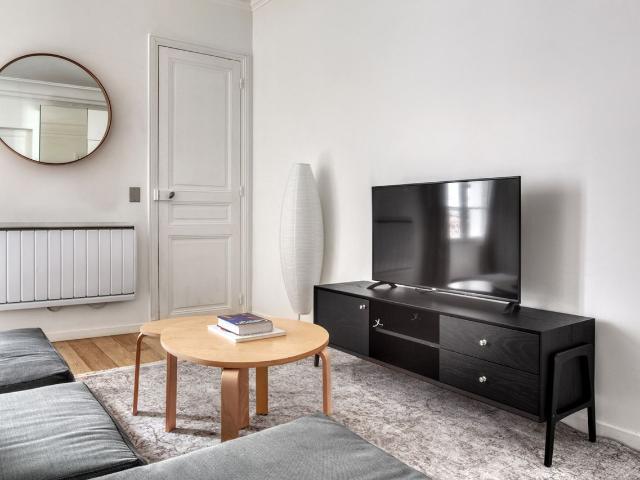 Charming 1 Bedroom Oasis Awaits You in Paris, Paris Amsterdam Apartments for Rent