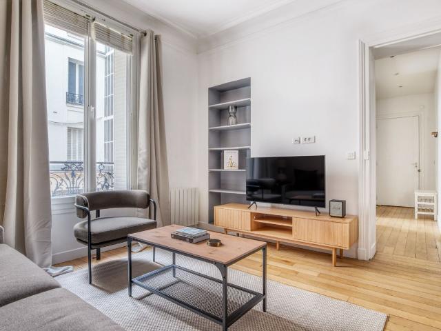Charming 1 Bedroom Retreat in Paris Batignolles, Paris Amsterdam Apartments for Rent