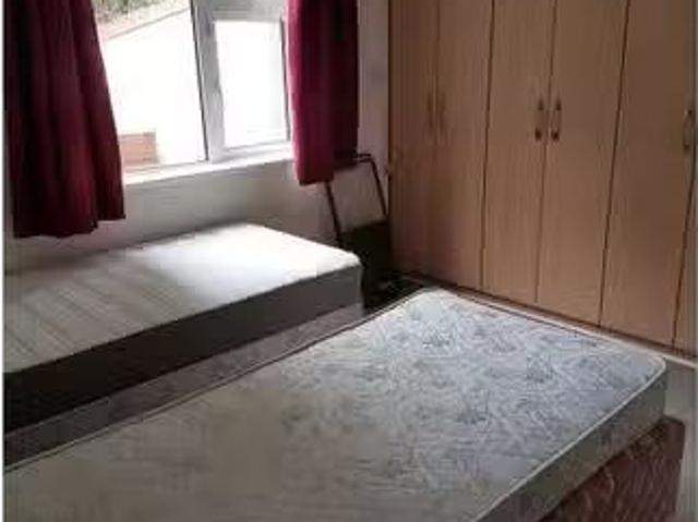 Cozy 1 BR Bed in Room to rent in 8 bedroom house in Drumcondra.