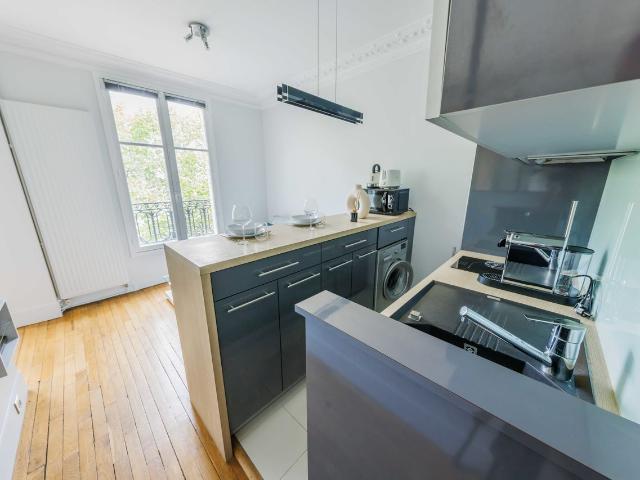 Charming 27m² Apartment on the 3rd Floor with Elevator: Compact Comfort and Modern Amenities, Paris Amsterdam Apartments for Rent