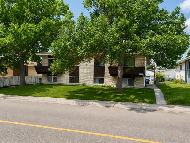 Charming 2 Bed, 1.5 Bath Duplex in Desirable McKinnon Drive NE 2 Bedroom Apartment for Rent at B, 1009 McKinnon Drive Northeast, Calgary, AB T2E 6A7 Mayland Heights
