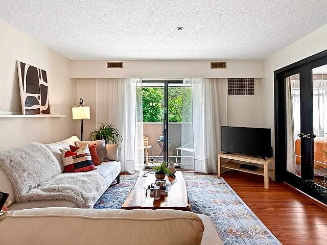 Charming 2 bedroom Condo With Pool & Underground Parking
