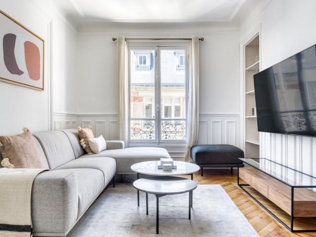 Charming 2 Bedroom Apartment in Paris Awaiting You