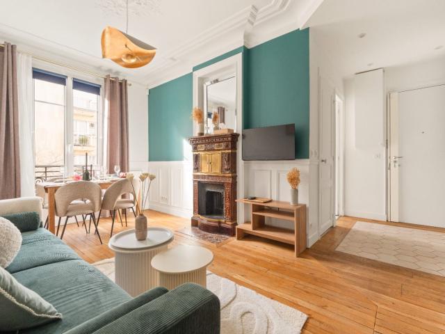 2 bedroom flat 5 pers. near Paris & Metro mobile AC