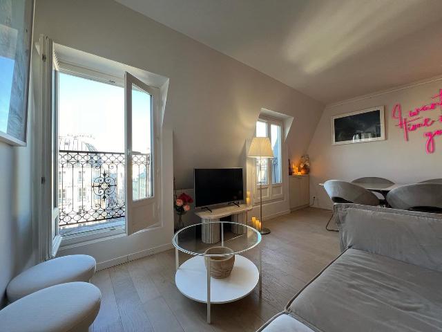 Charming 2 bedroom furnished apartment in the heart of Paris, Paris Amsterdam Apartments for Rent