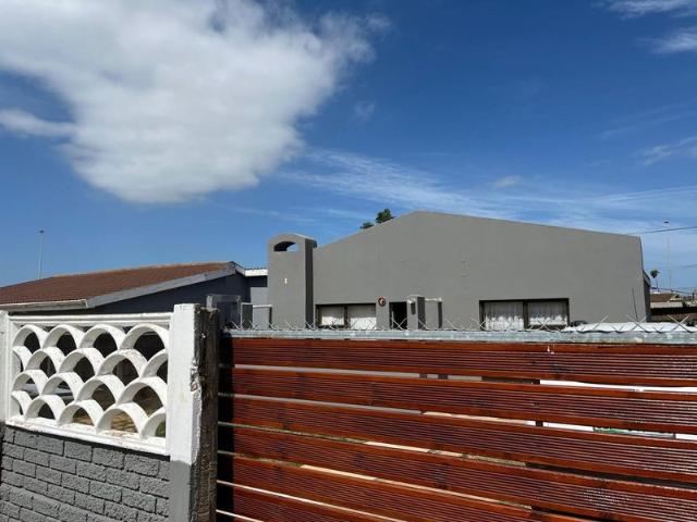 Charming 2 bedroom Home with Endless Potential in Kariega!