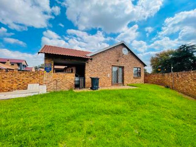 charming 2 bedroom home with large p.