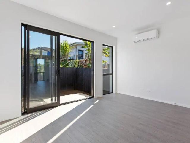 Charming 2 Bedroom Home in a Convenient West Auckland Location
