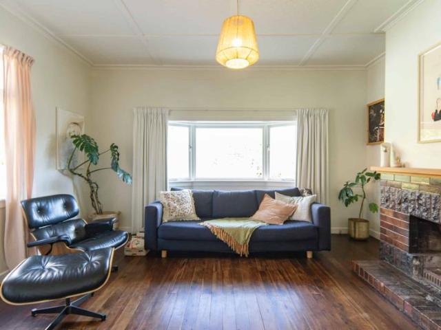 Charming 2 Bedroom Home in Hamilton East