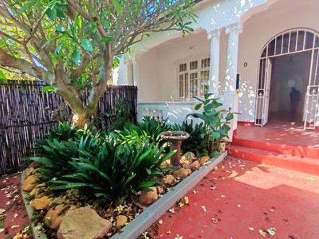 charming 2 bedroom home in quiet uni.