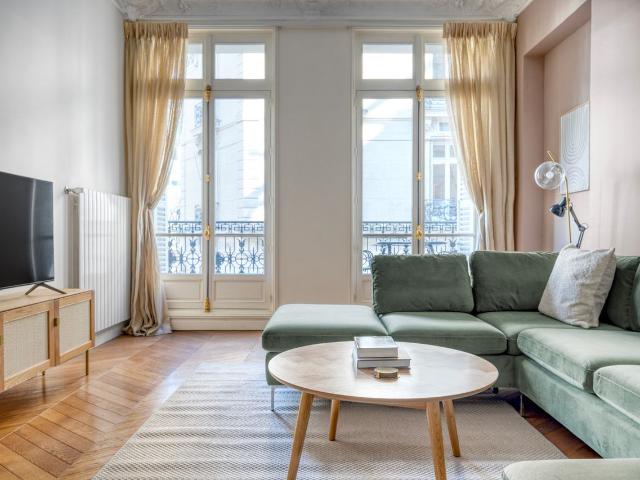Charming 2 Bedroom Retreat in Paris, Paris Amsterdam Apartments for Rent