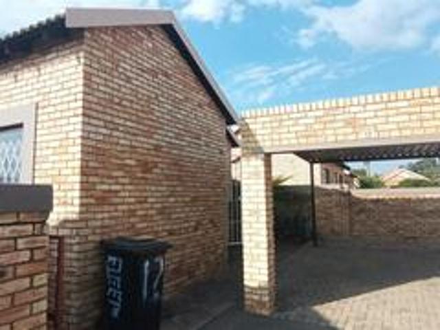 charming 2 bedroom townhouse in gree.