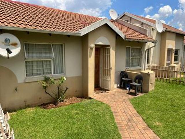 charming 2 bedroom townhouse in remb.