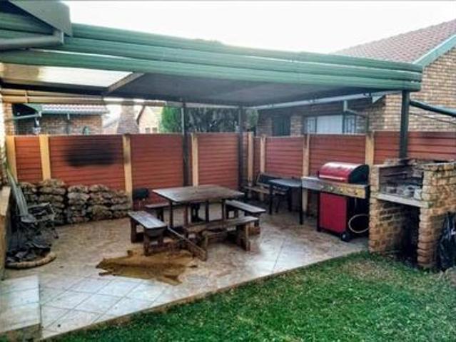 charming 2 bedroom townhouse in rooi.