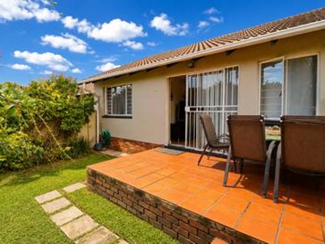 charming 2 bedroom townhouse with pr.