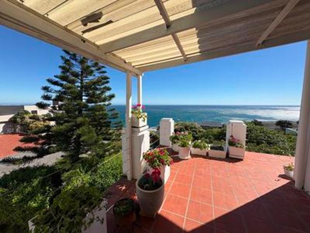 charming 2 bedroom unit with sea vie.