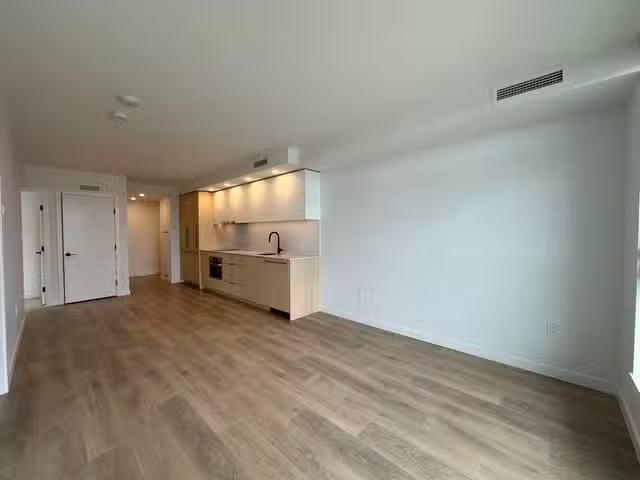 Deal! 2 BR Apartment for rent in Surrey, North Surrey, 190X 13.