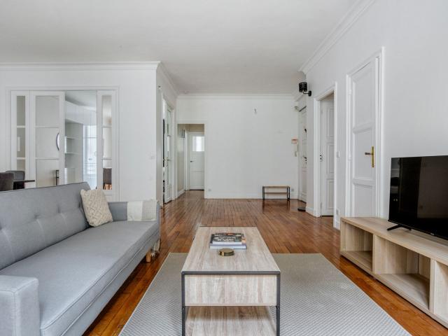 Charming 2BR Apartment in Vibrant Porte Dauphine