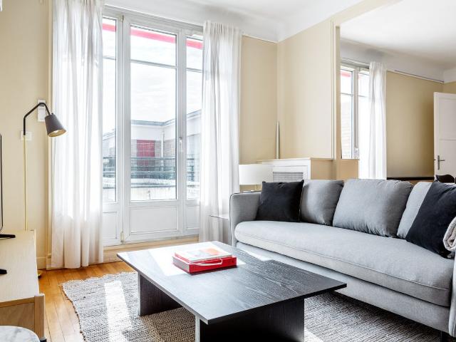Charming 2BR Apartment with Balcony in Paris, Paris Amsterdam Apartments for Rent