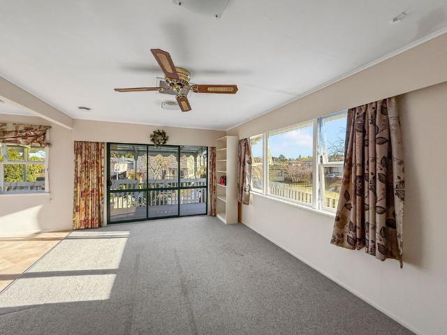 Charming 3 bed, 1 bath family haven with single garage!