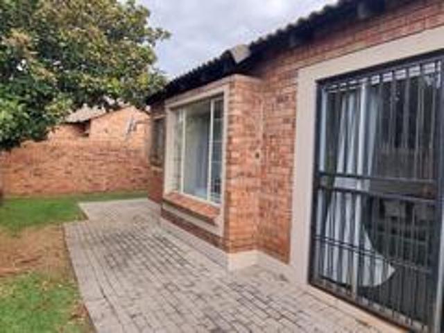 charming 3 bed townhouse in heuwelsi.