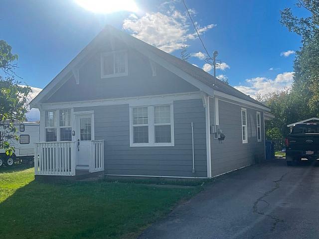 Charming 3 Bed Character Home In Great Neighborhood!
