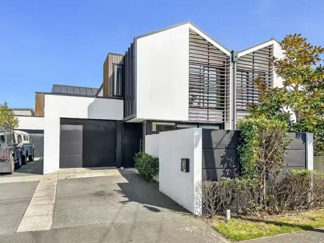 Charming 3 Bedroom 2 Bathroom Townhouse In A Prime Location –.