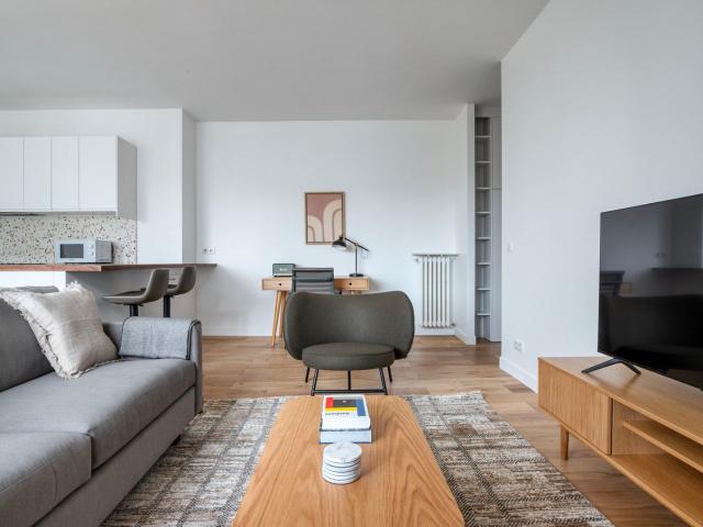 Charming 3 Bedroom Getaway in Paris with a View
