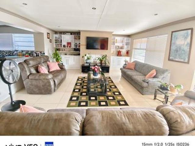 charming 3 bedroom house in reebok