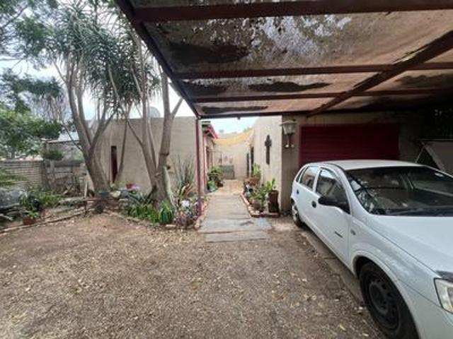 charming 3 bedroom home with jacuzzi.