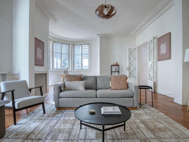 Charming 3 Bedroom Oasis in the Heart of Paris, Paris Amsterdam Apartments for Rent