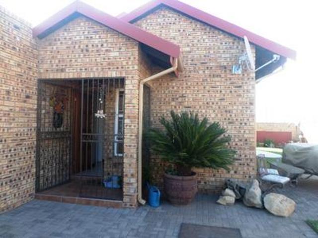 charming 3 bedroom townhouse in a se.