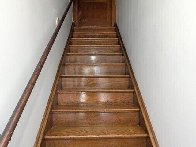 Charming 3 Bedroom Upper Unit Apartment Near UofW