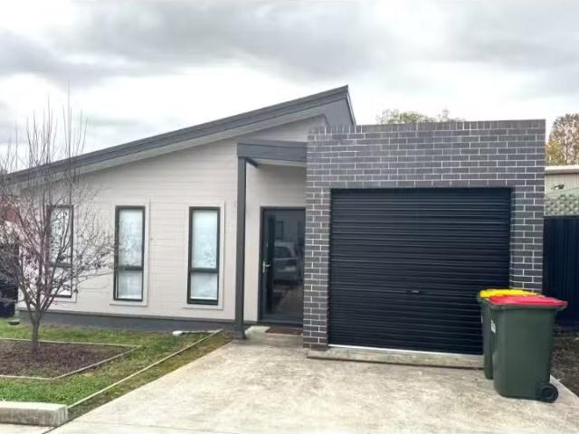 Nice 3 BR 5/22 Landa Street, Bowenfels House for rent Listed.