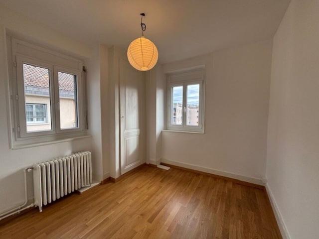 Charming 3 room apartment located on the 4th floor of the building