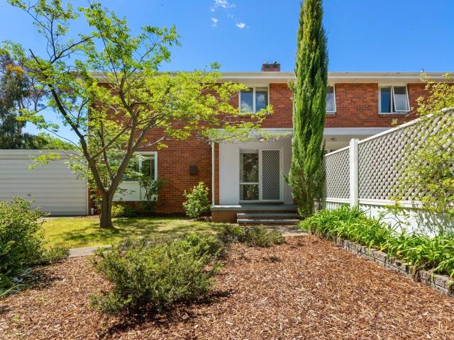 Charming Three Bedroom Duplex with Leafy Outlook