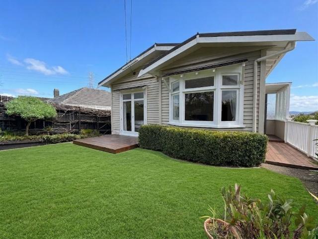 Charming two bedroom 1920s Bungalow with Modern Comforts