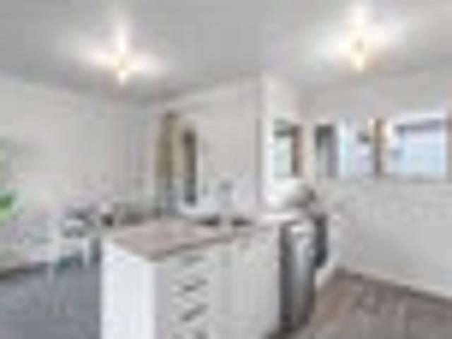 Charming Two Bedroom Unit in Prime Location!