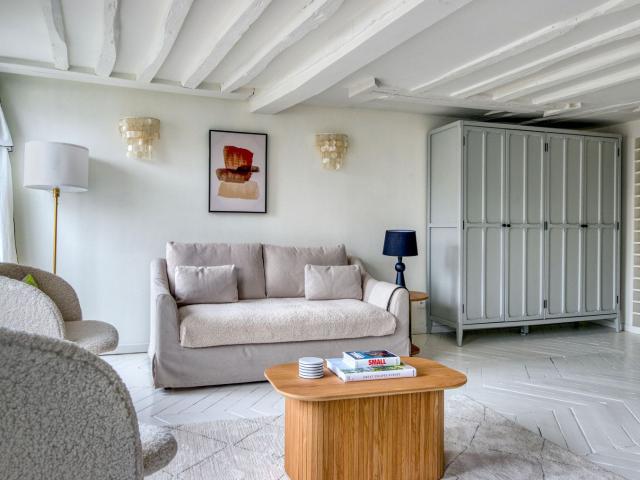 Charming Two Bedroom Apartment with City Views