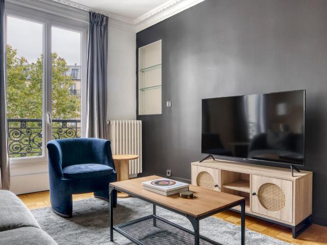 Charming Two Bedroom Oasis in the Heart of Paris, Paris Amsterdam Apartments for Rent