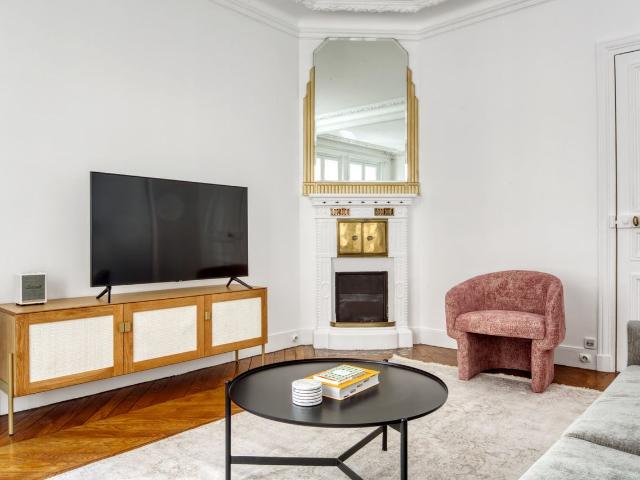 Charming Two Bedroom Paris Getaway, Paris Amsterdam Apartments for Rent