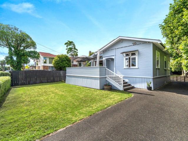 Charming waterfront bungalow with panoramic views