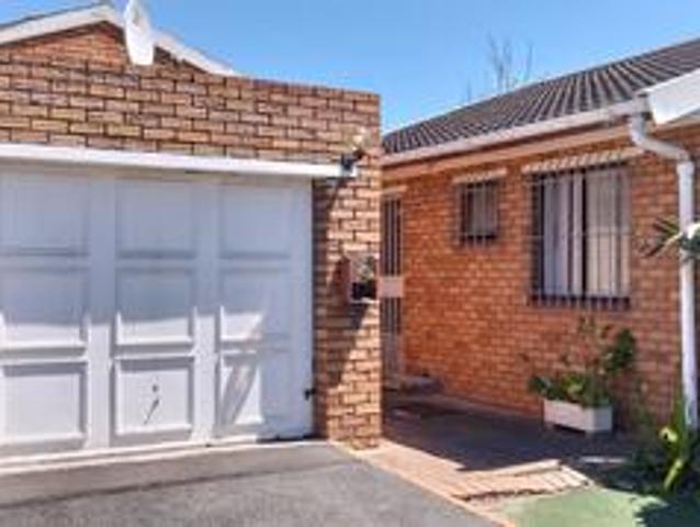 2 bedroom townhouse in prime locatio.