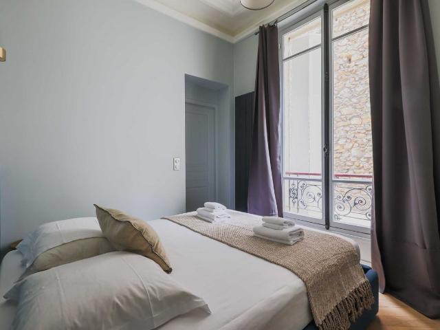 Charming Apartment 1BR/4P Champs Elysée, Paris Amsterdam Apartments for Rent