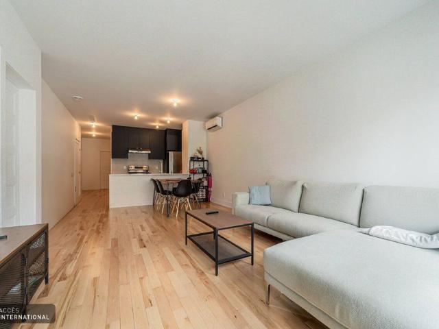 Charming apartment for rent in Ahuntsic West, with 2 bedrooms, an open concept layout for the central living spaces, and a modern kitchen