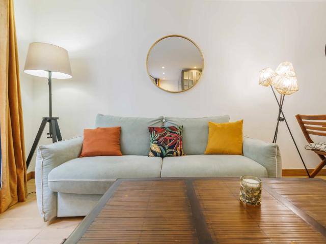 Charming Apartment with Terrace on the 1st Floor, Paris Amsterdam Apartments for Rent