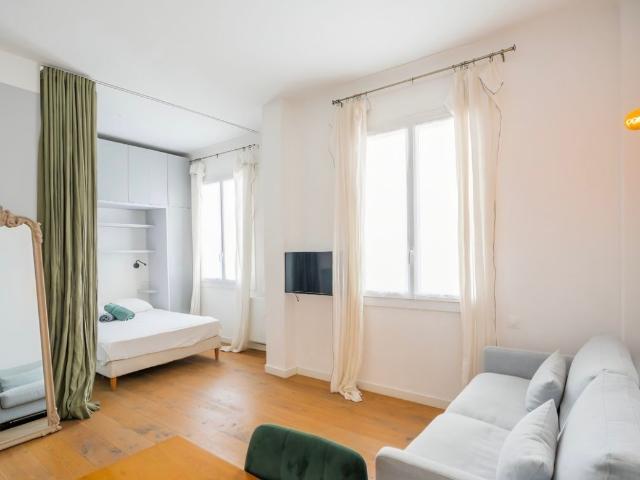 Charming architect designed studio in the heart of Marseille, on the edge of the Catalan beach