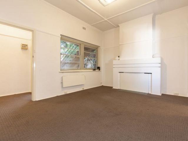 Charming Art Deco Apartment in Prime Richmond Location