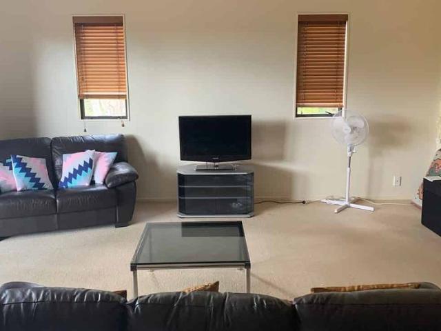 Charming Bedsit in Unsworth Heights