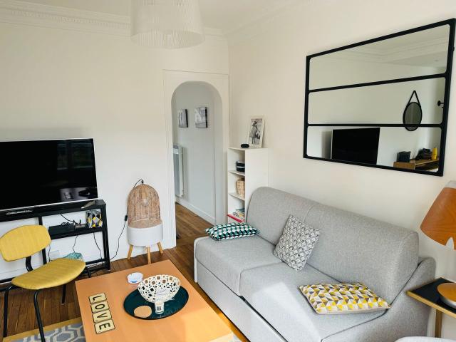 Charming, bright 2 room apartment in the heart of all shops and convention metro station. Quality fixtures and fittings, Paris Amsterdam Apartments for Rent